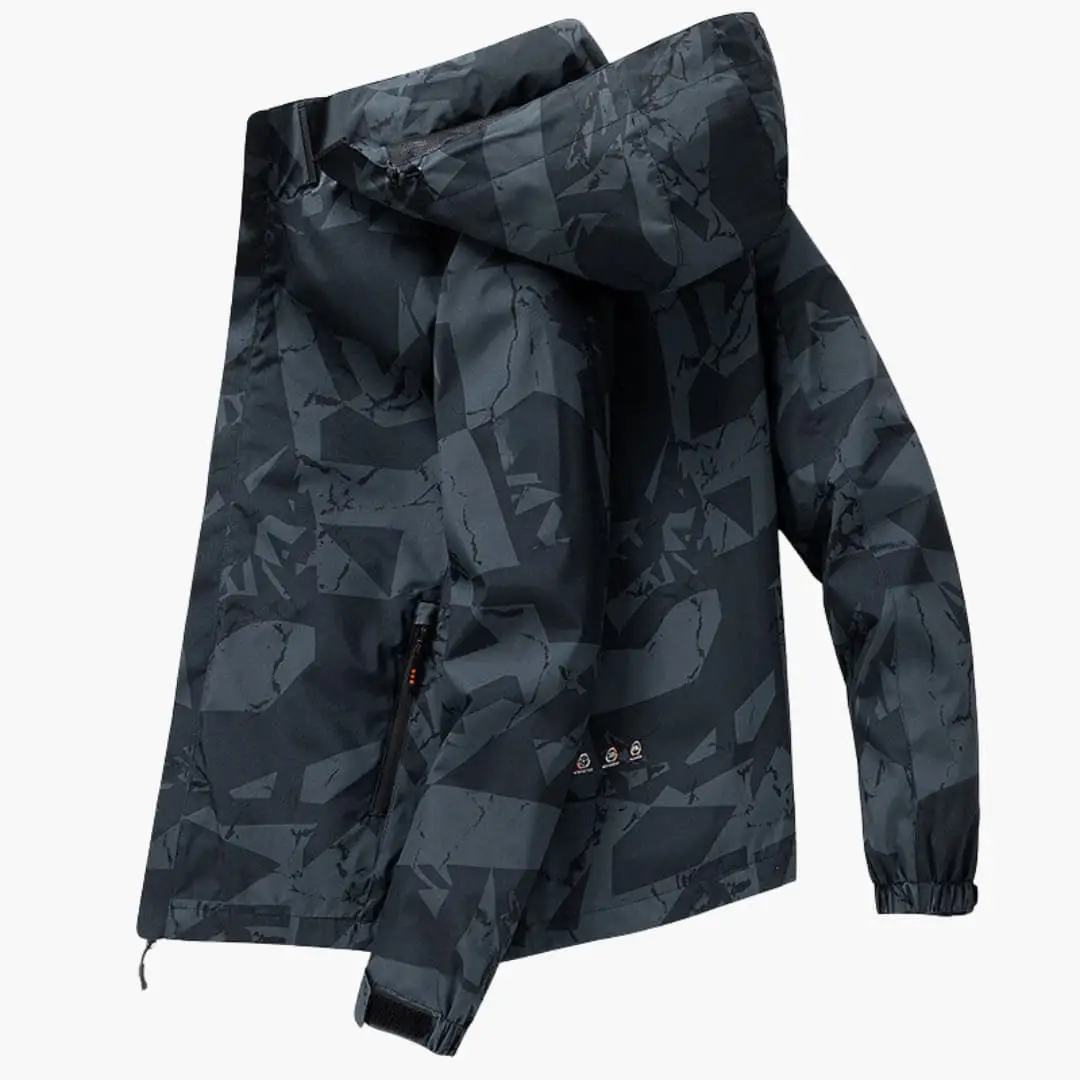 Men's ski jacket with hood in dark gray geometric camo pattern, elastic cuffs and zip pockets.