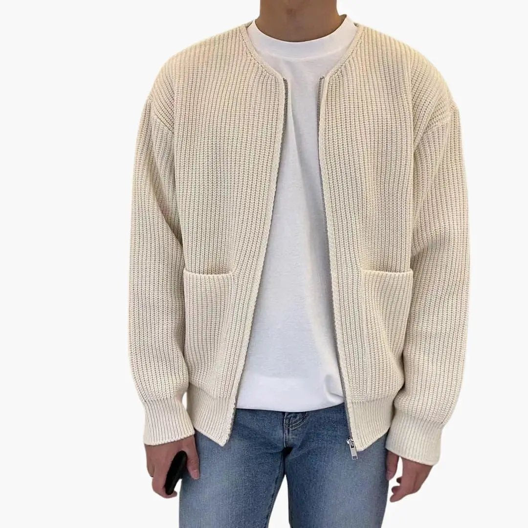 Cardigan for men in cream knit with zip and front pockets, worn over a white tee and jeans