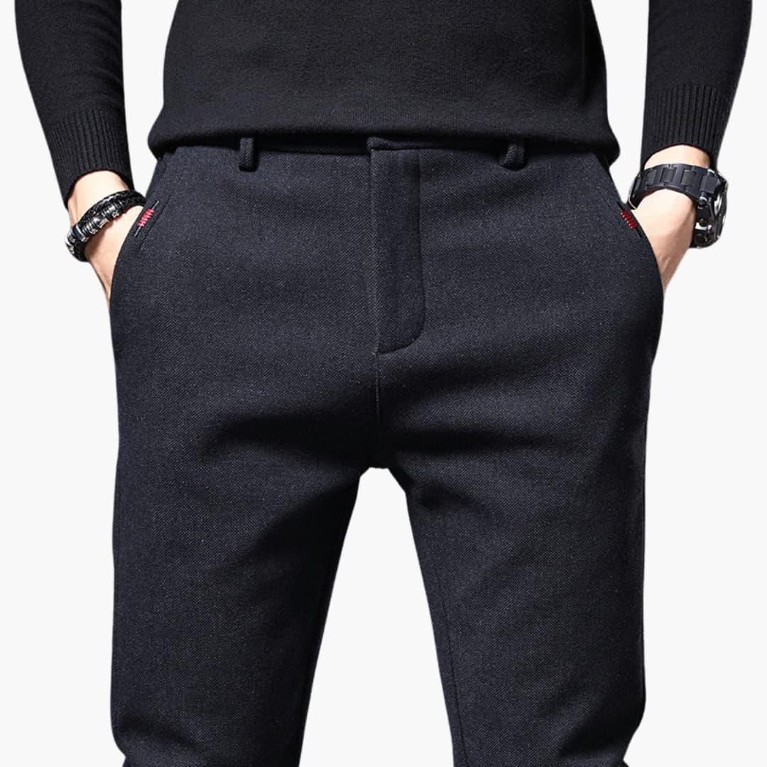 Casual men's trousers in black with front pockets, versatile and comfortable