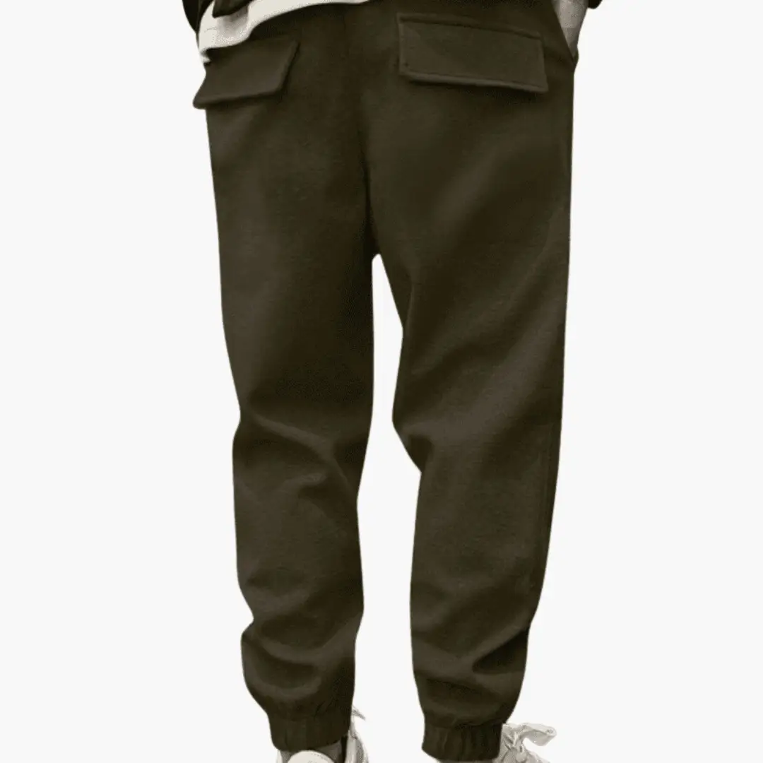 Men’s cargo trousers in dark olive with relaxed legs, flap pockets and elastic cuffs