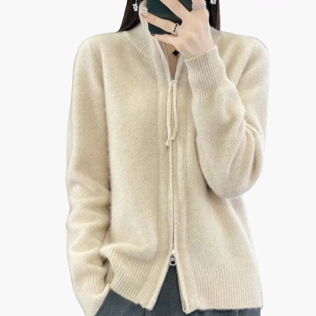 Women's cardigan with zipper in cream knit, high-collar design, ribbed cuffs and hem.
