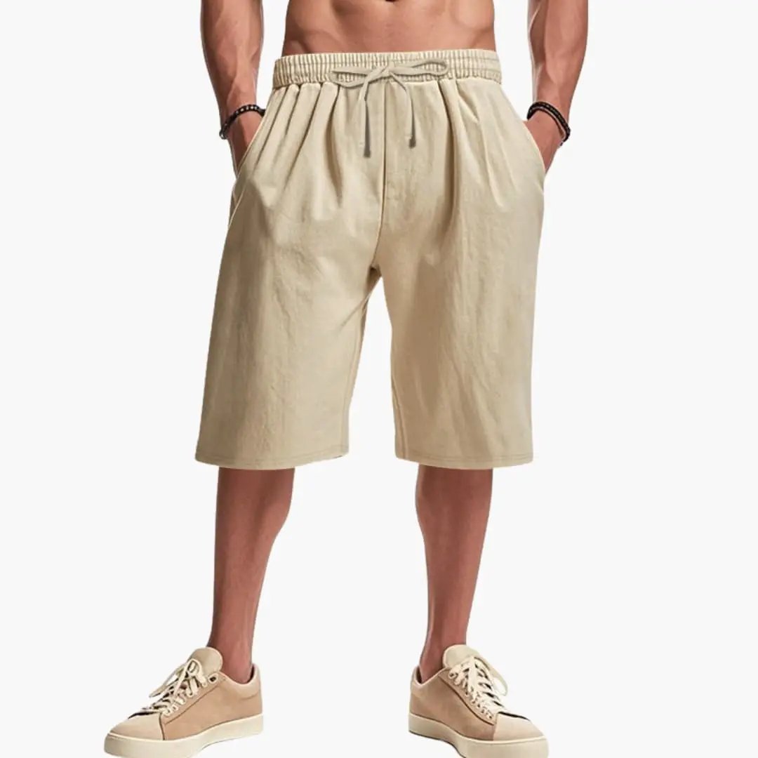 Men’s cargo shorts in beige with elastic waistband and drawstring, knee-length with side pockets
