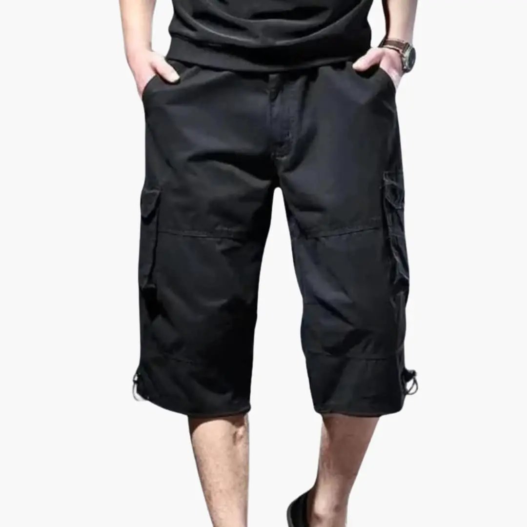 Men's cropped cargo pants in black with multiple pockets, loose fit, 3/4 length