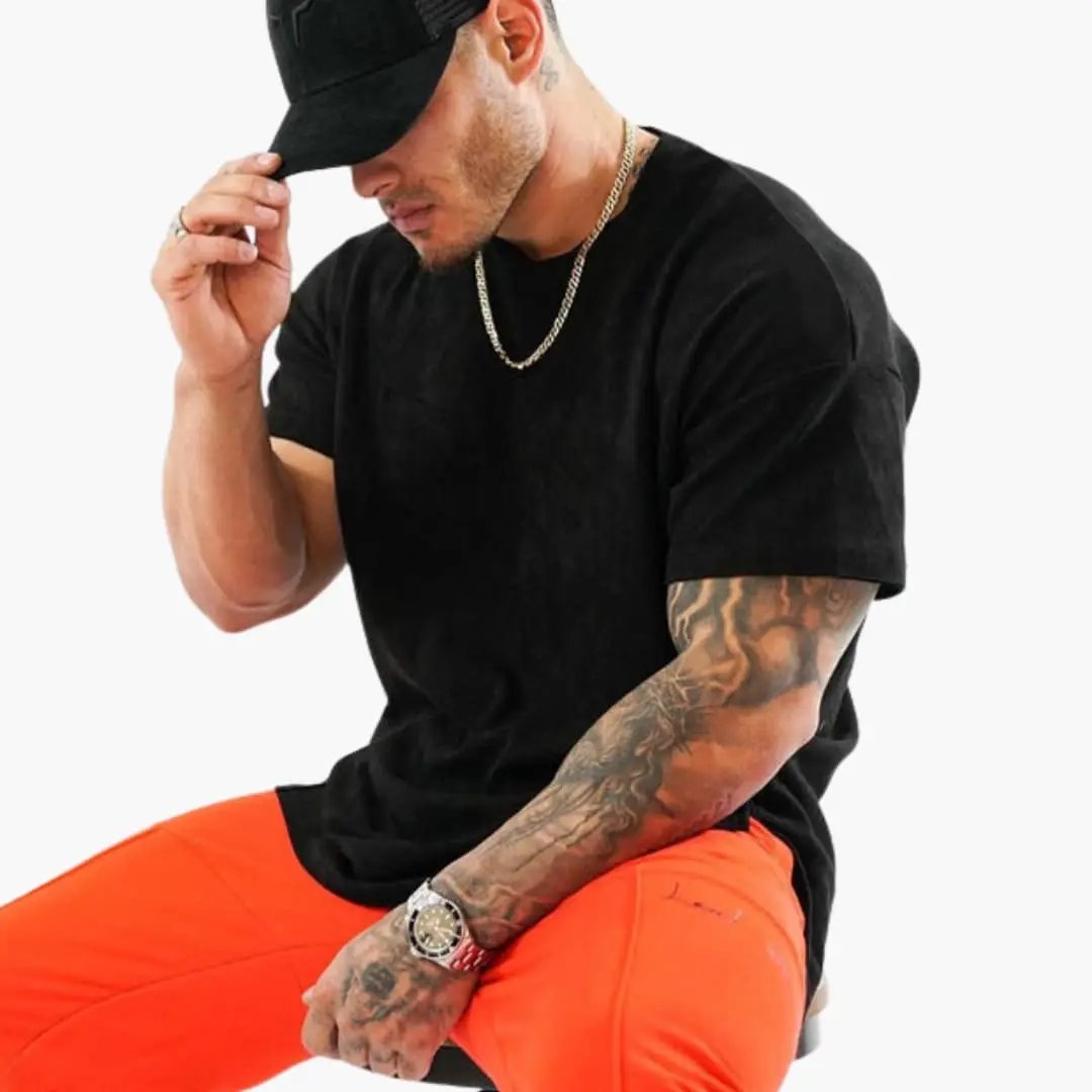Men's oversized black T-shirt with crew neck and short sleeves.