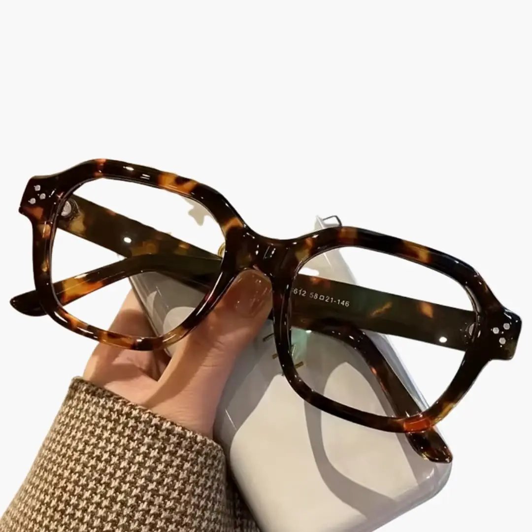 Women’s glasses with tortoiseshell square-round frame and clear lenses