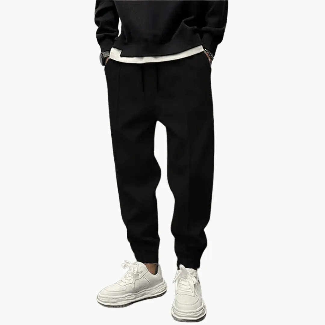 Men’s black cargo trousers with relaxed fit and pockets