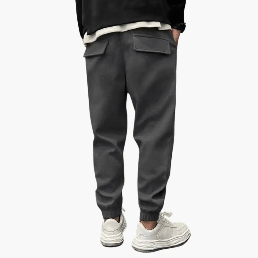 Men’s cargo trousers in dark gray with relaxed legs and rear flap pockets