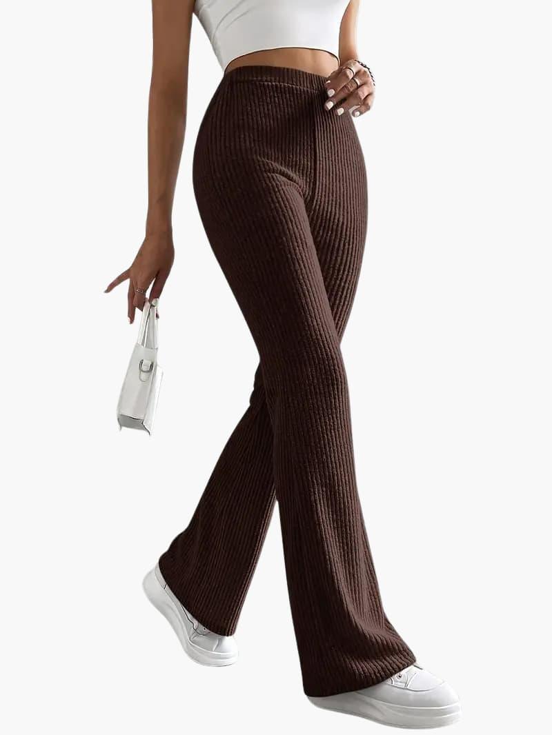 Wide high-waist knit pants for women in brown ribbed fabric, paired with white sneakers
