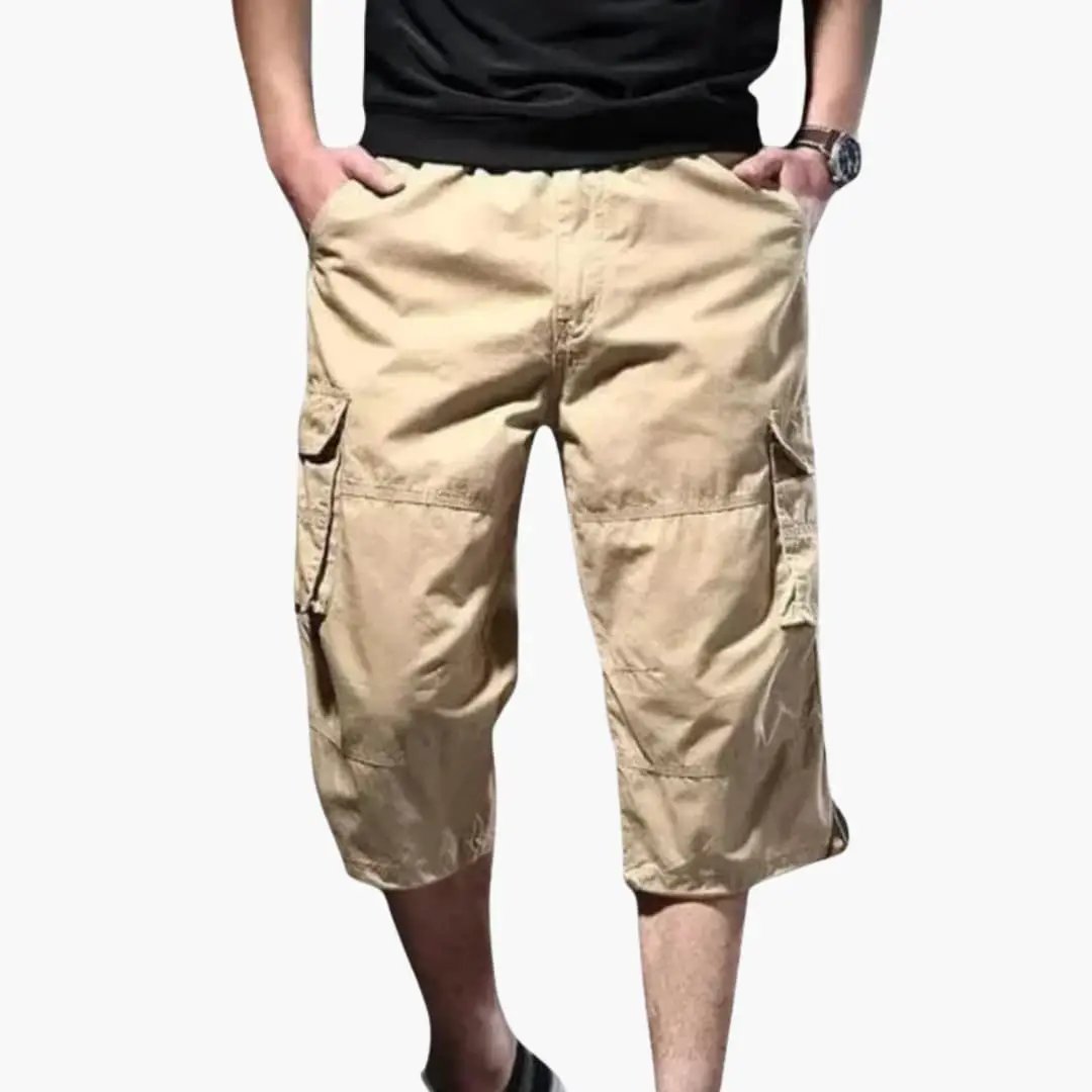 Men's cropped cargo pants in beige khaki with multiple pockets and loose fit (3/4 length).