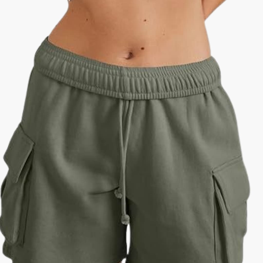 Women's cargo shorts with elastic waistband in olive cotton blend fabric and cargo pockets