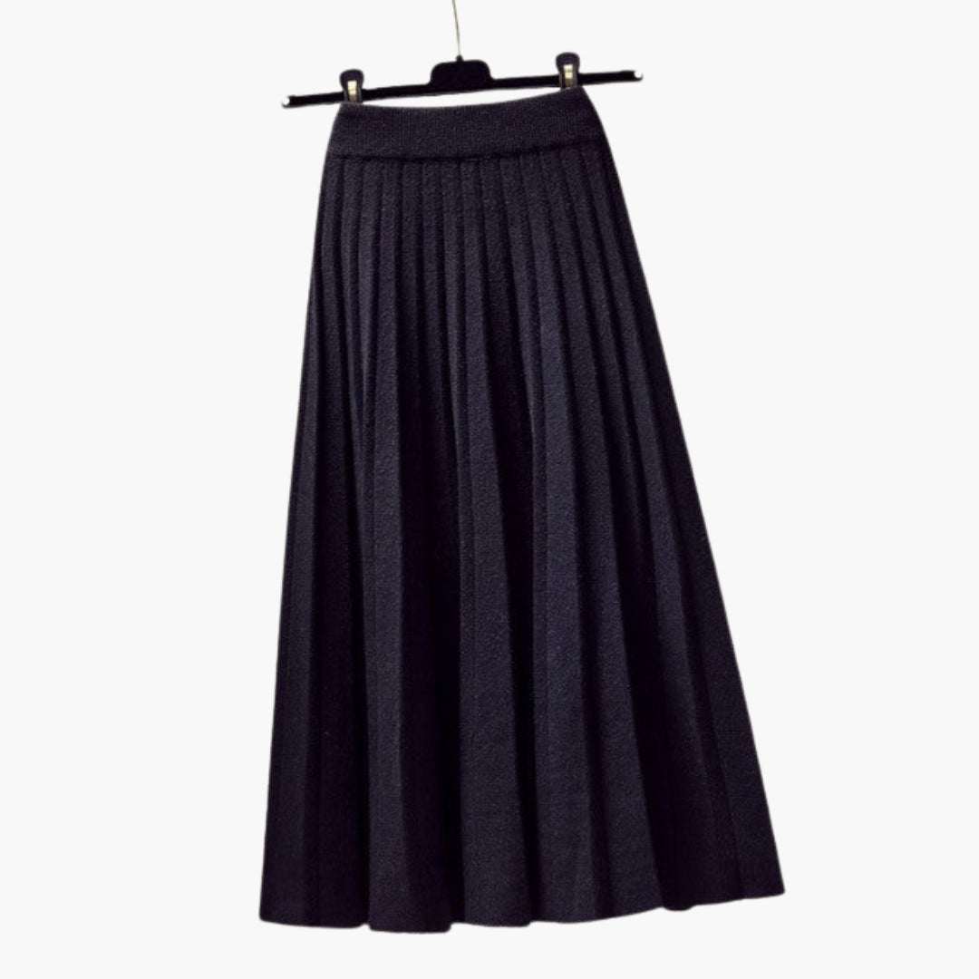Women's pleated maxi skirt in black with elastic waistband and ribbed texture