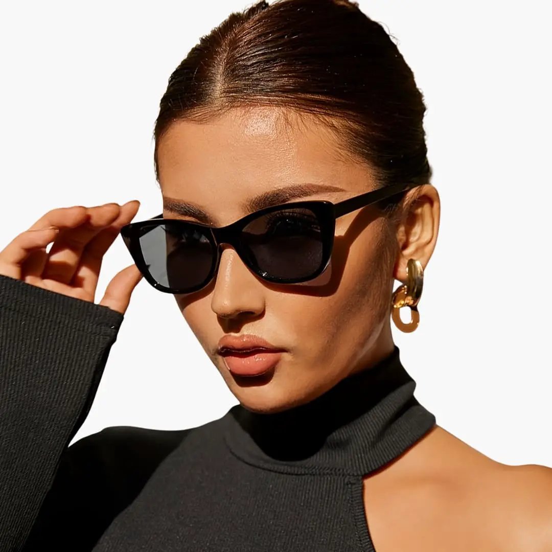 Women's cat-eye sunglasses with black frame and UV400 lenses